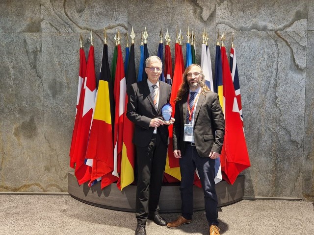  presenting the award.jpg